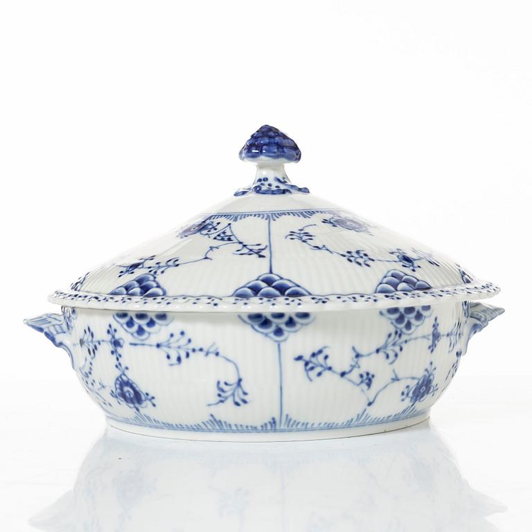 Royal Copenhagen service 49 pieces "Musselmalet", fully decorated in blue.
