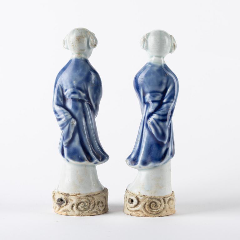 Figuriner, ett par, porslin. Kina, Qingdynastin, 1700-tal.