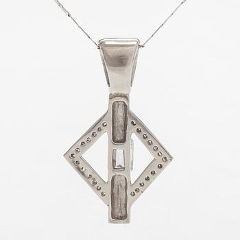 Hänge, platina samt smaragd-, prinses,-baguette- och briljantslipade diamanter med kedja i 14K vitguld.