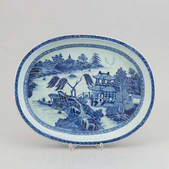 An oval blue and white serving dish, Qing dynasty, Qianlong (1736-95).