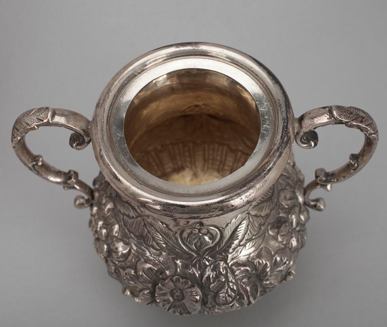 SOCKERSKÅL samt GRÄDDSNÄCKA, silver, nyrokoko, 1900-talets första hälft. Vikt 947 g.