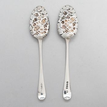 Lusikkapari, Lontoo 1787-91, purkki, Lontoo 1891 ja vati, Chester 1906, sterlinghopeaa, Englanti.