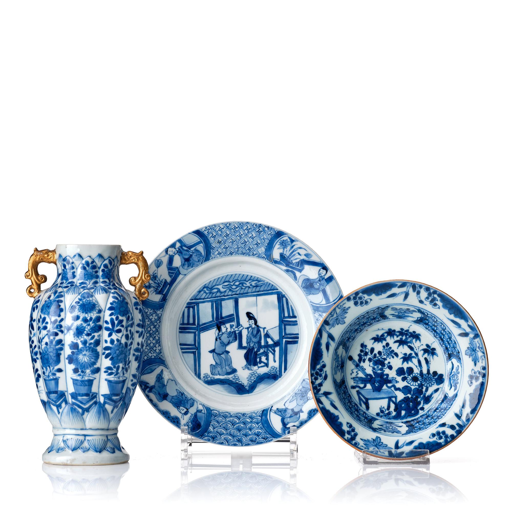 Vas, tallrik och assiette, porslin. Qingdynastin, 1700-tal.