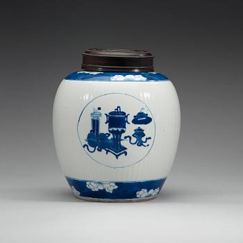 A blue and white jar, Qing dynasty, Kangxi (1662-1722).