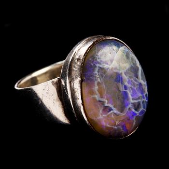 RING, silver med cabochonslipad opal. Vikt 9 g.