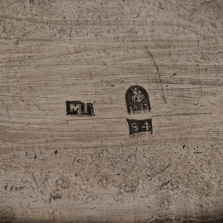 A silver teapot, maker's mark of Matvei Grechushnikov, Moscow 1823.