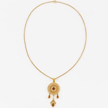 Hänge, 18K guld med filigran med citriner, Gustaf Dahlgren & Co, Malmö, 1912 , med kedja 18K guld.