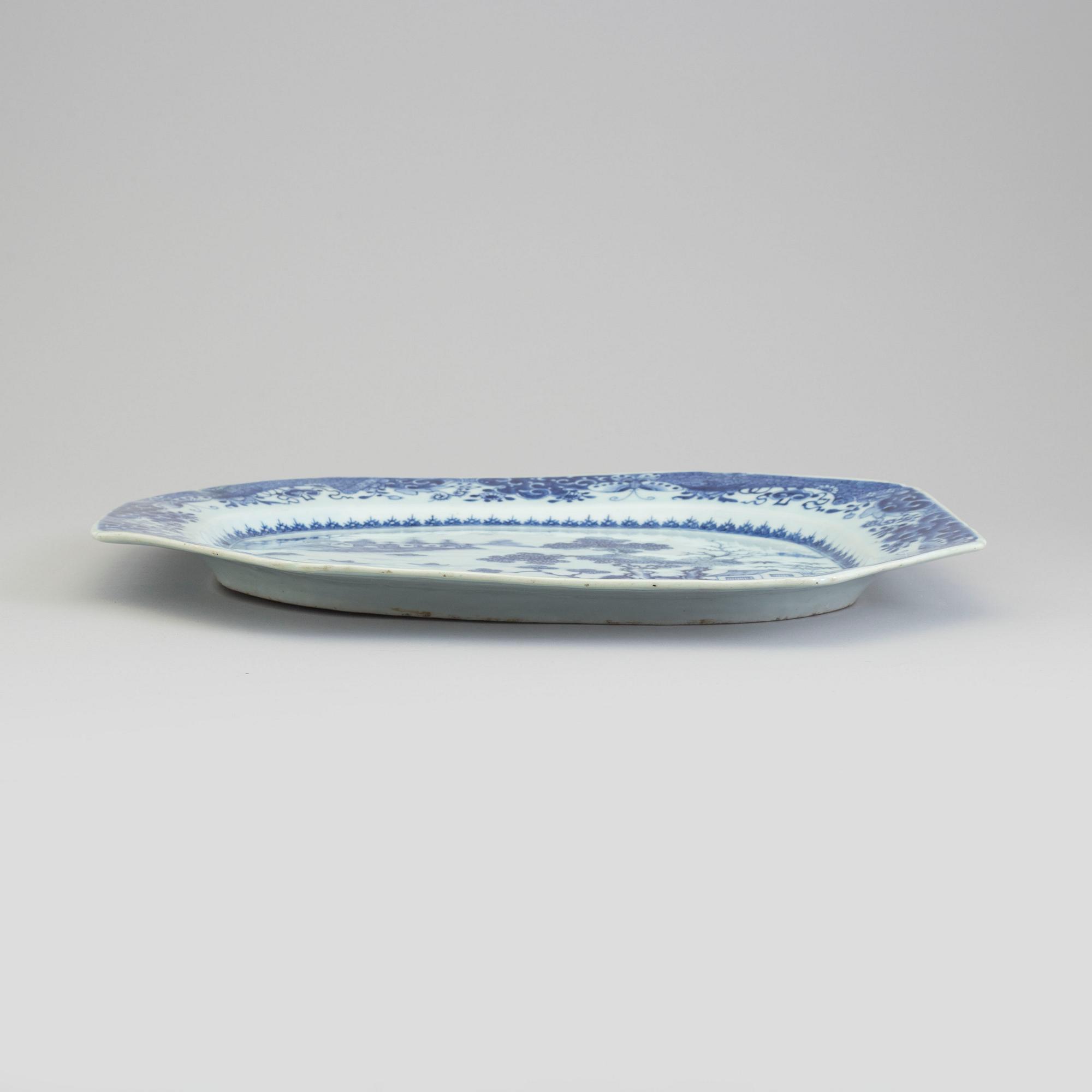 A blue and white export porcelain platter, Qing dynasty, Qianlong (1736-95).