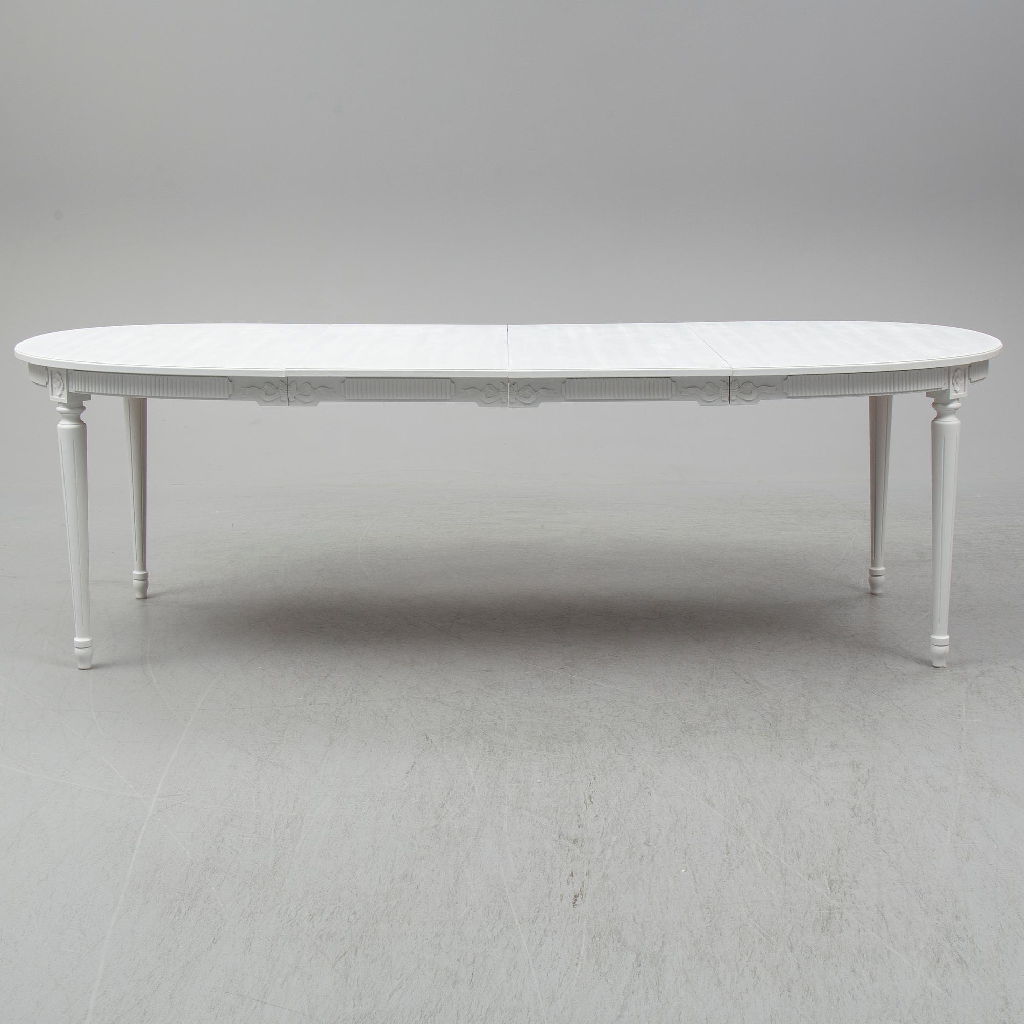 MATBORD, gustaviansk stil, 1900-talets slut. 2 iläggsskivor medföljer.