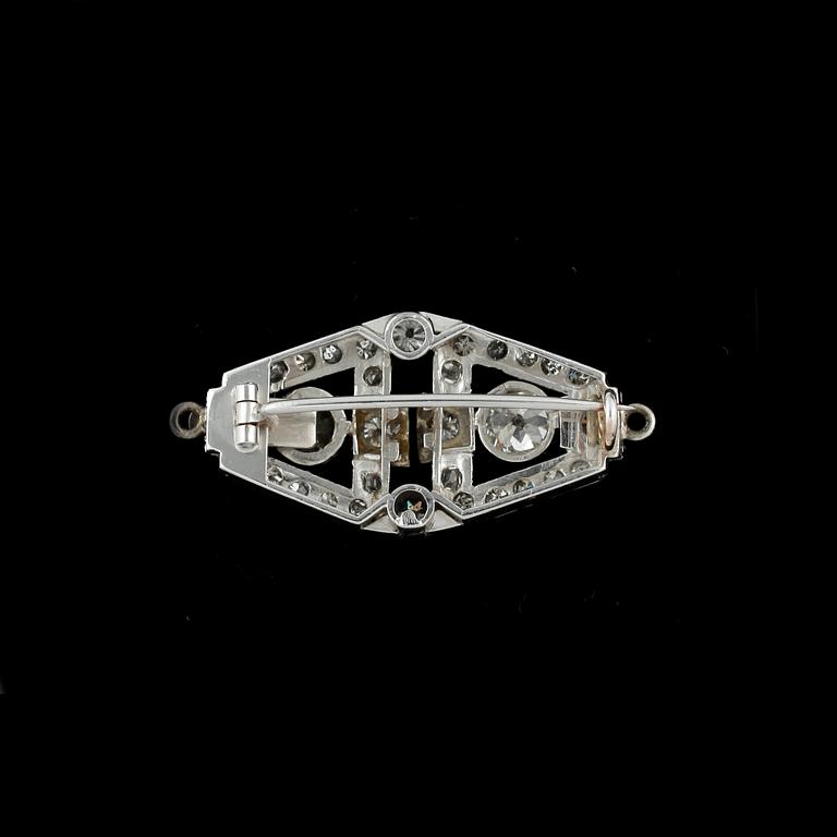 LÅS / BROSCH, 18k vitguld med olikslipade diamanter, större diamanter dia ca2,5-4,7mm. Vikt 8g.