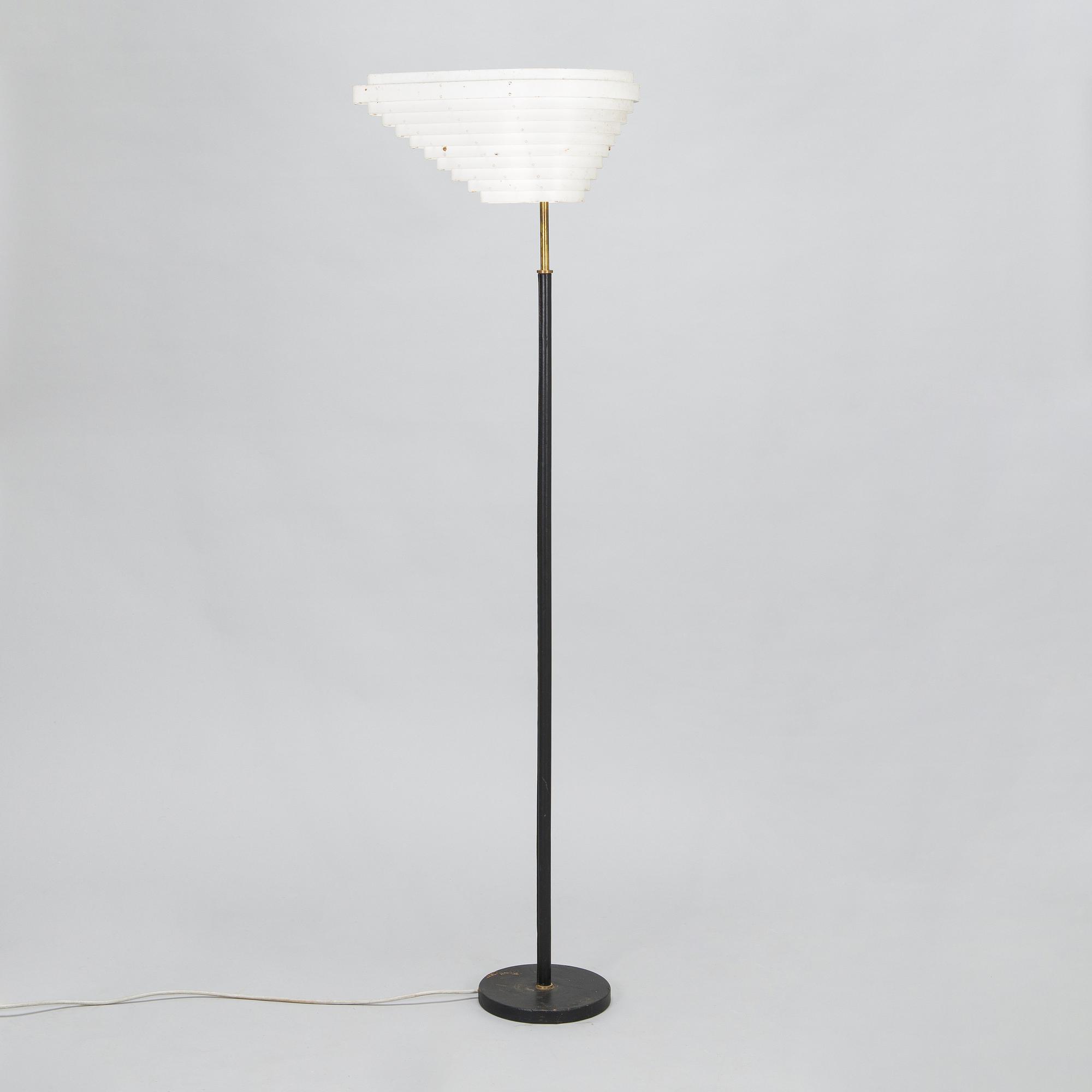 Alvar Aalto, 'Angel wing'  floor light model A 805, manufactured by Valaisinpaja Oy, late 20th century.
