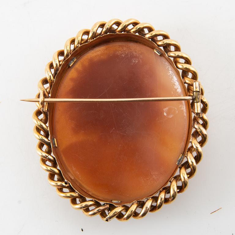 Brooch, 18K gold with cameo.