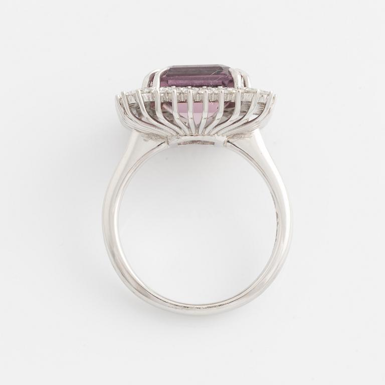 Ring with purple tourmaline and brilliant-cut diamonds.