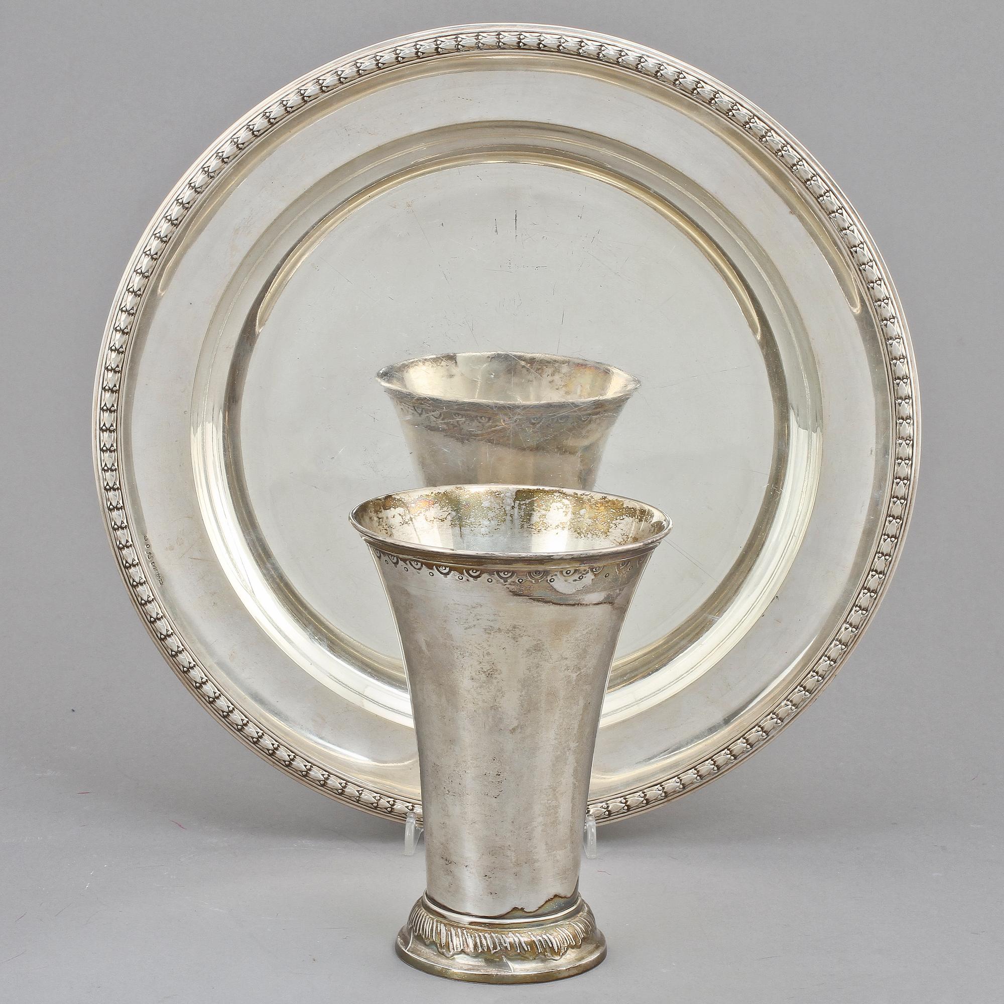 POKAL samt BRICKA, silver, C G Hallberg, Stockholm, 1917 resp 1957. Vikt 891 g.