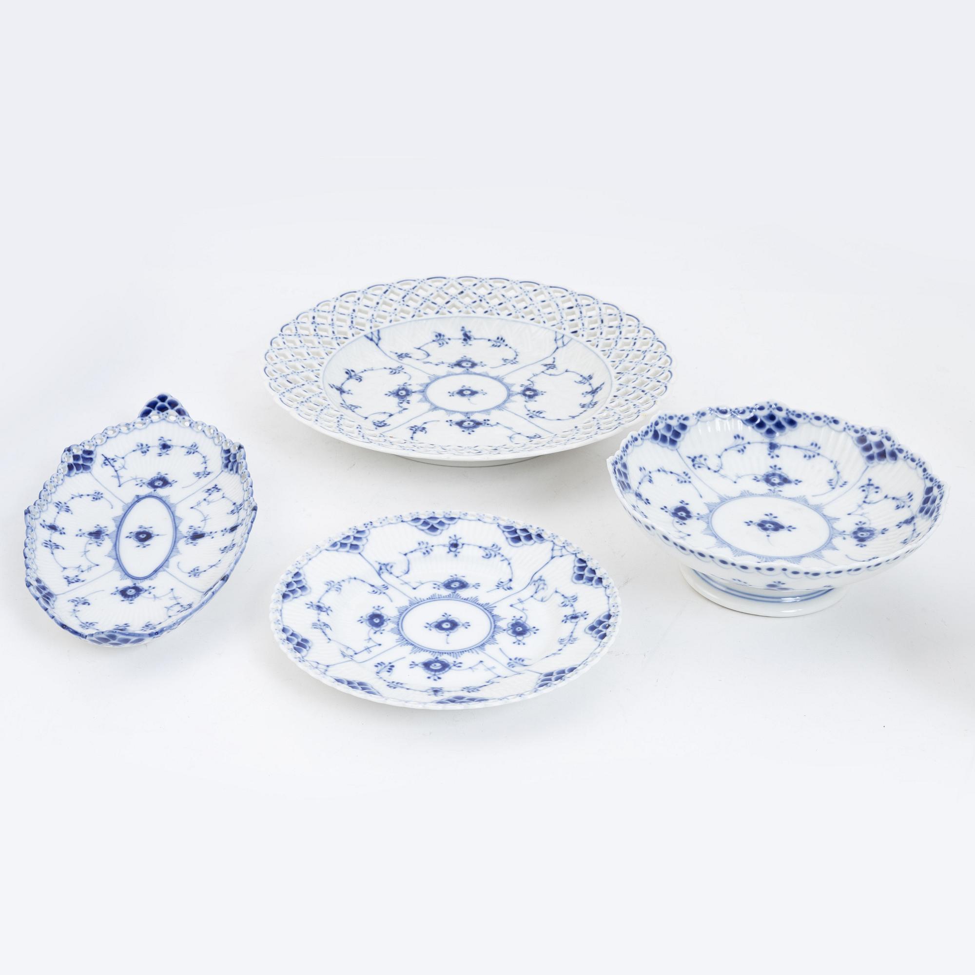 Kaffeservis, porslin, 49 delar, 'Musselmalet', helblonde samt halvblonde, Royal Copenhagen.