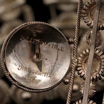 DIADEM samt ARMBAND, silver, omkring 1900-talets mitt. Vikt 65 g.