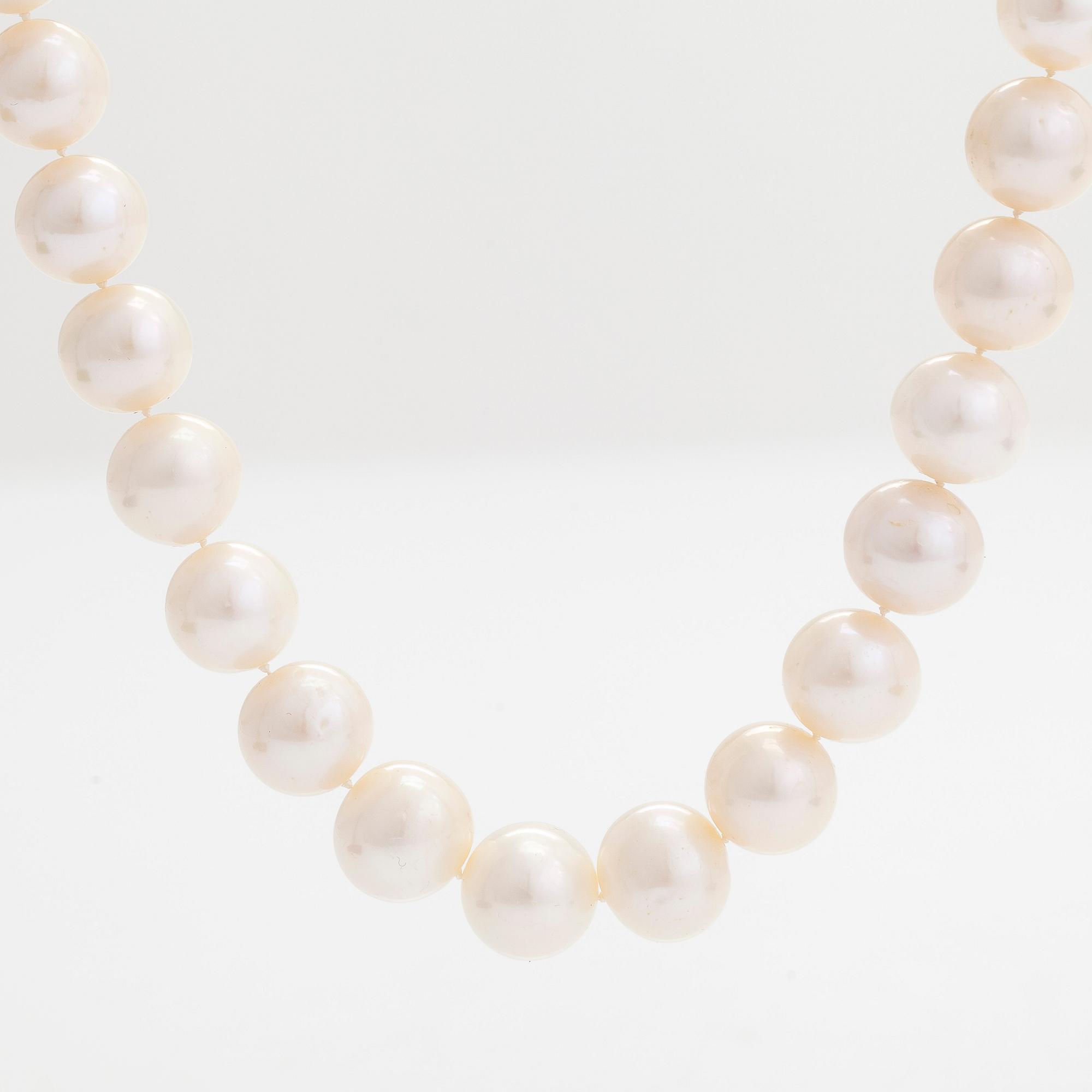 A cultured pearl necklace, clasp in 14K gold with diamonds ca 0.12 ct in total.