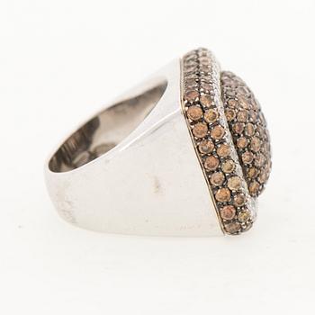 A RING, brown and colourless diamonds, 18K white gold. Gio, Italy.