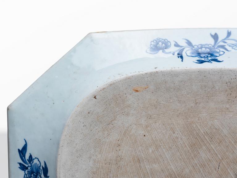 A blue and whiteChinese Export serving dish, Qing dynasty, Qianlong (1736-95).