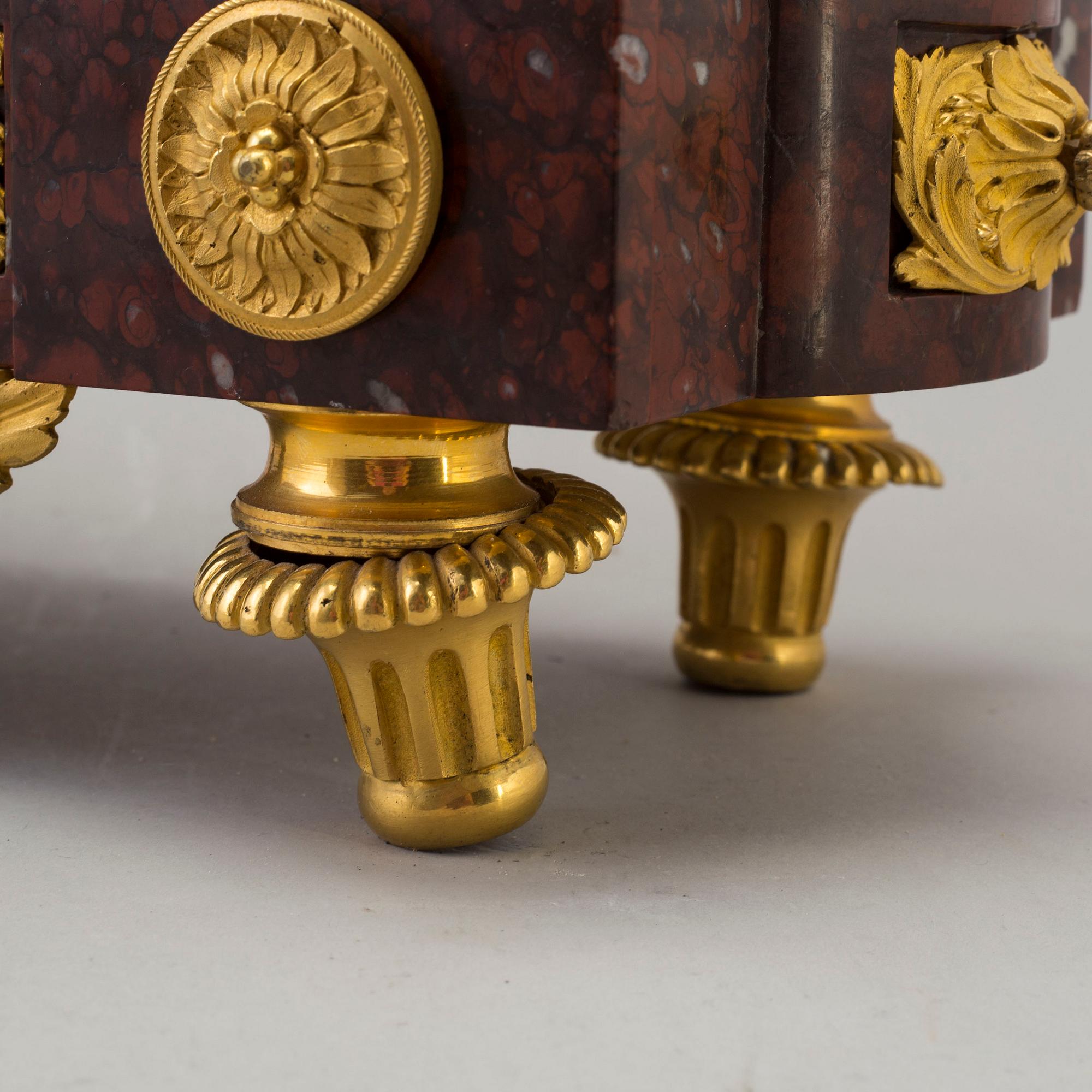 BORDSPENDYL, franskt, empirestil, 1800-talets slut, marmor och förgylld brons.