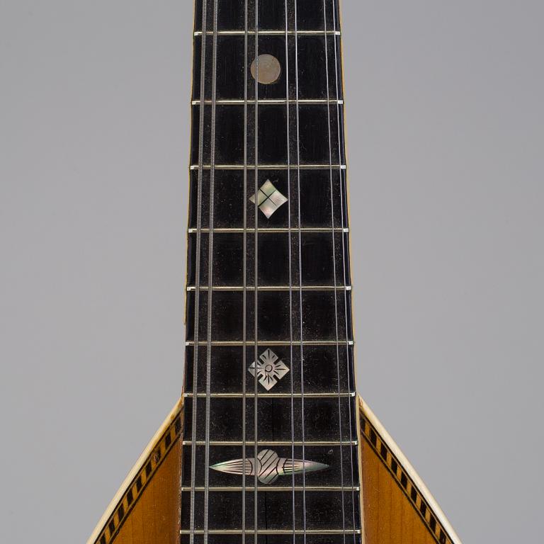 A CREMONATONE WASHBURN MANDOLIN, first half of the 20th century.