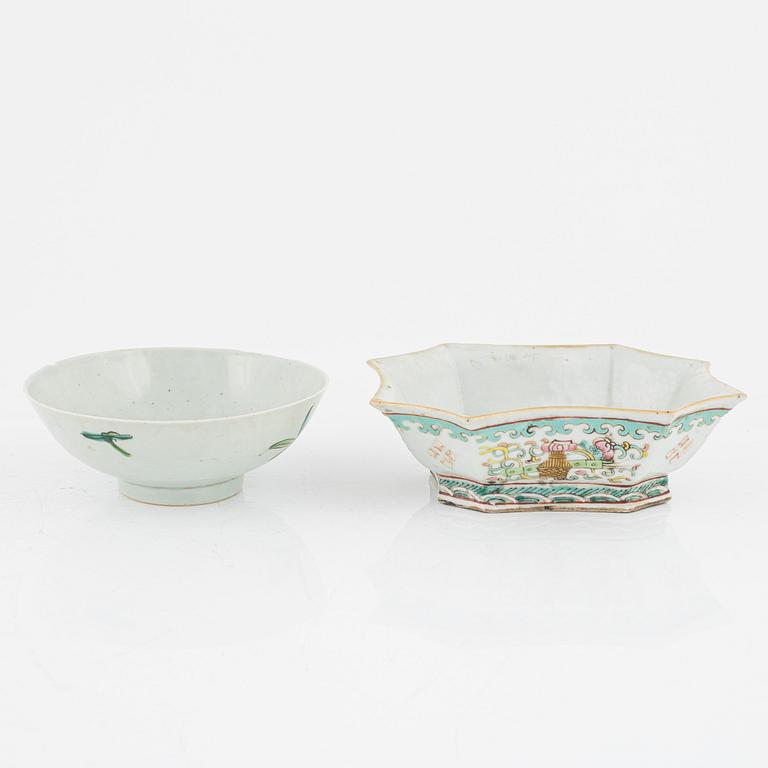 Plate and bowls, porcelain, China, including the Qing Dynasty, Qianlong (1736-95) (3 pieces).