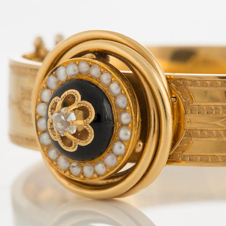 A Möllenborg bracelet in 18K gold set with an old-cut diamond and pearls and with black enamel.