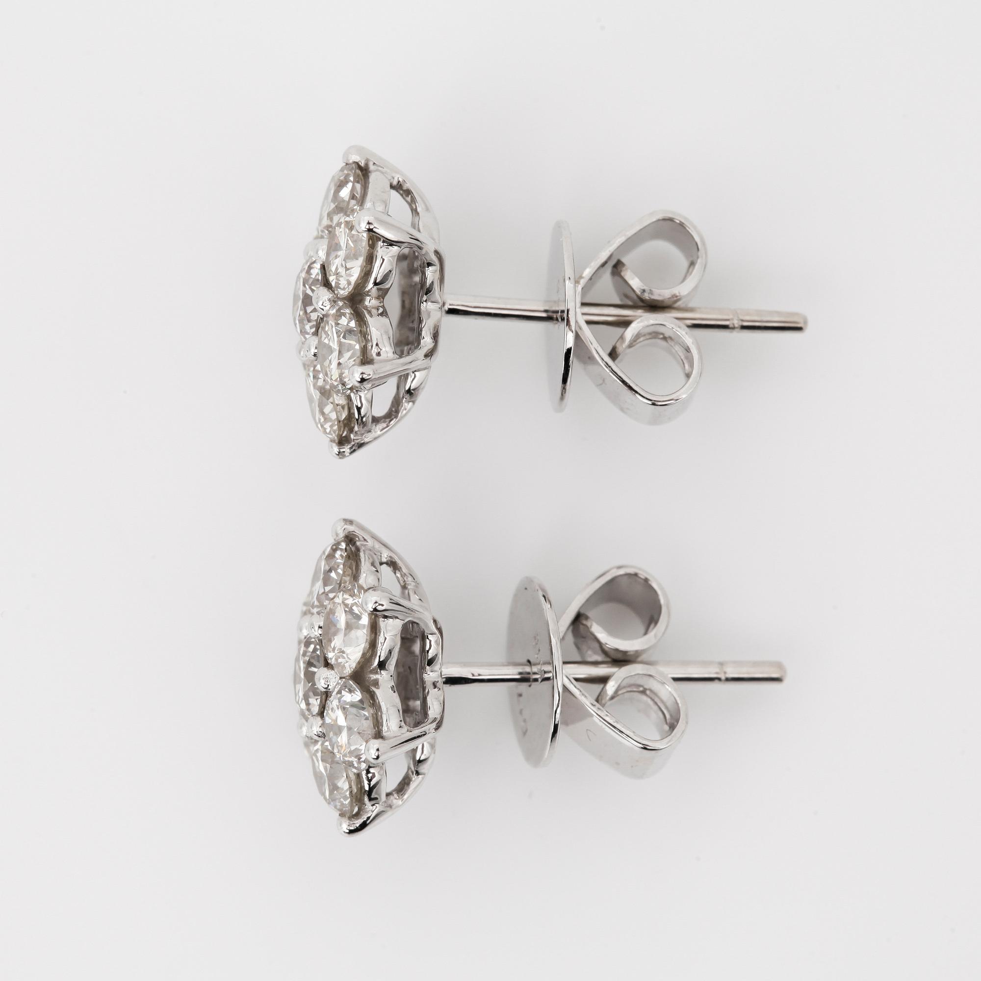 ÖRHÄNGEN, ett par, 18k vitguld med briljantslipade diamanter tot ca 1.74ct.