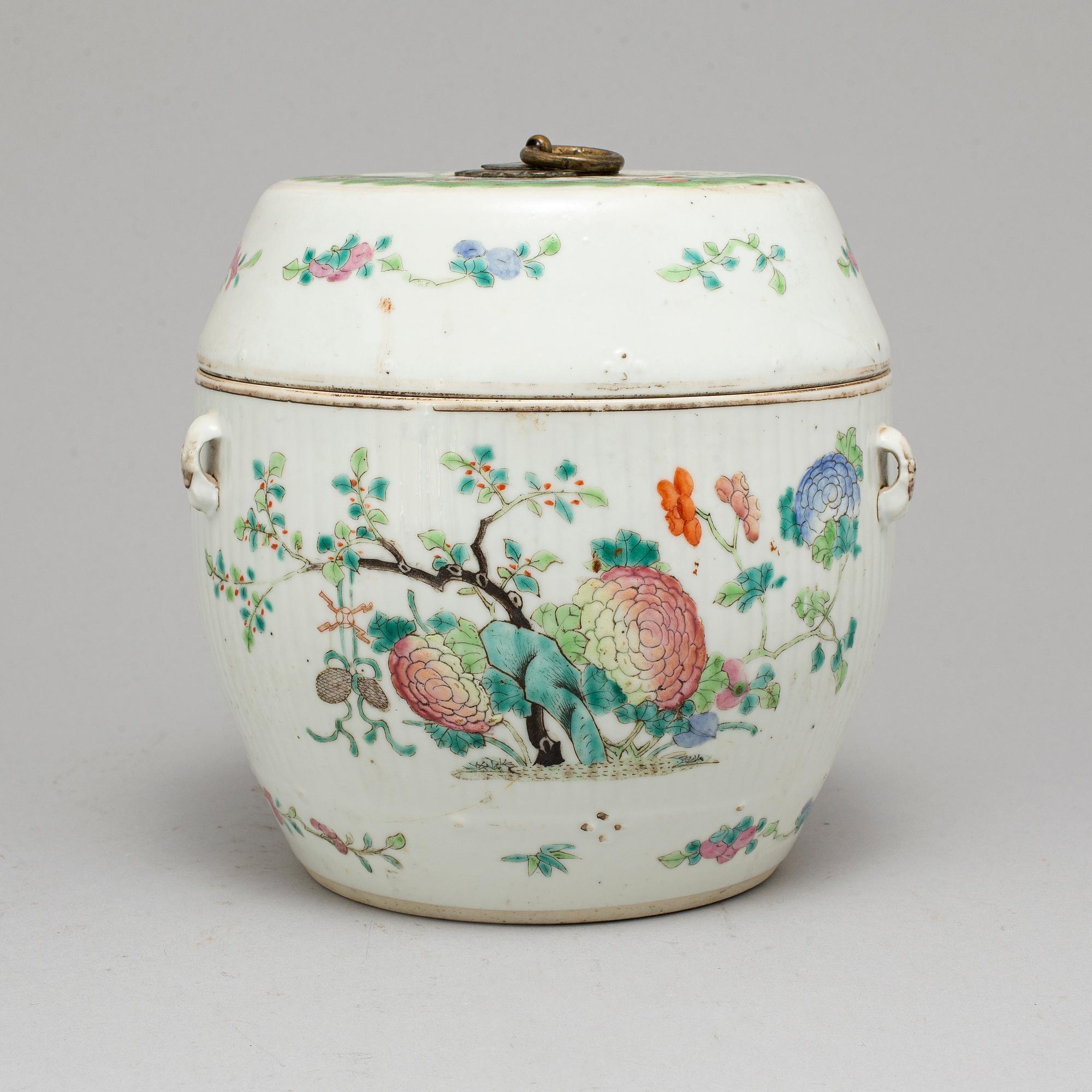 BURK med LOCK, porslin. Qingdynastin, omkring 1900.