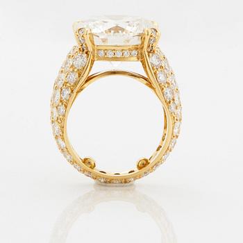 A ring in 18K gold set with a round brilliant-cut diamond 10.08 ct G vs2.