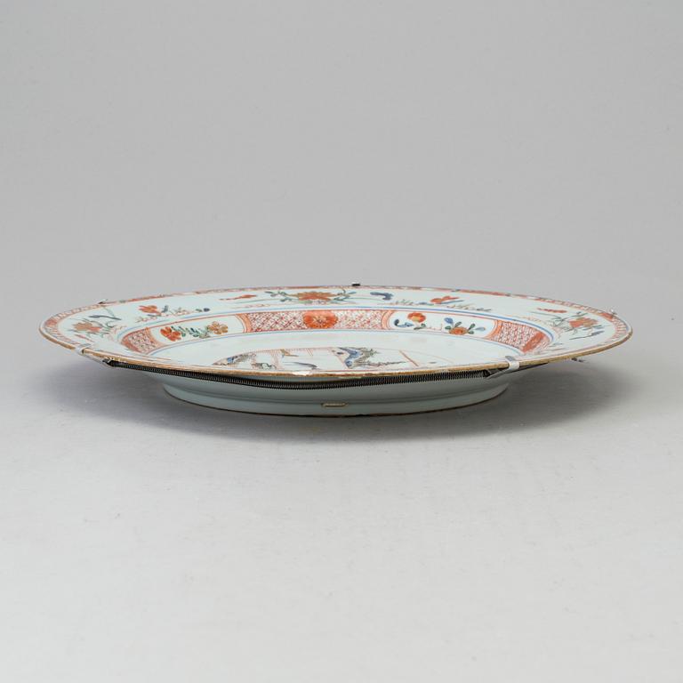 A famille rose porcelain dish, Qing dynasty, 18th century.