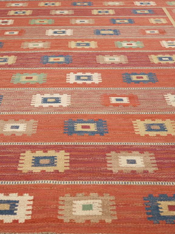 Märta Måås-Fjetterström, A CARPET. "Röd Grön Äng". Flat weave. 301 x 200 cm. Signed AB MMF.