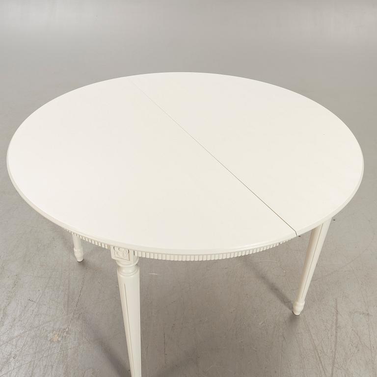 A mid 1900s painted Gustavian style dining table.