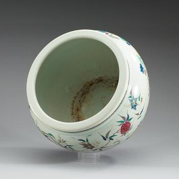 A large famille rose fish basin, late Qing dynasty.