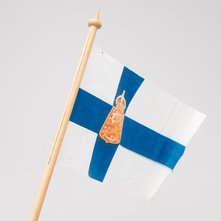 A hand flag of the 1918-20 Finnish state flag.