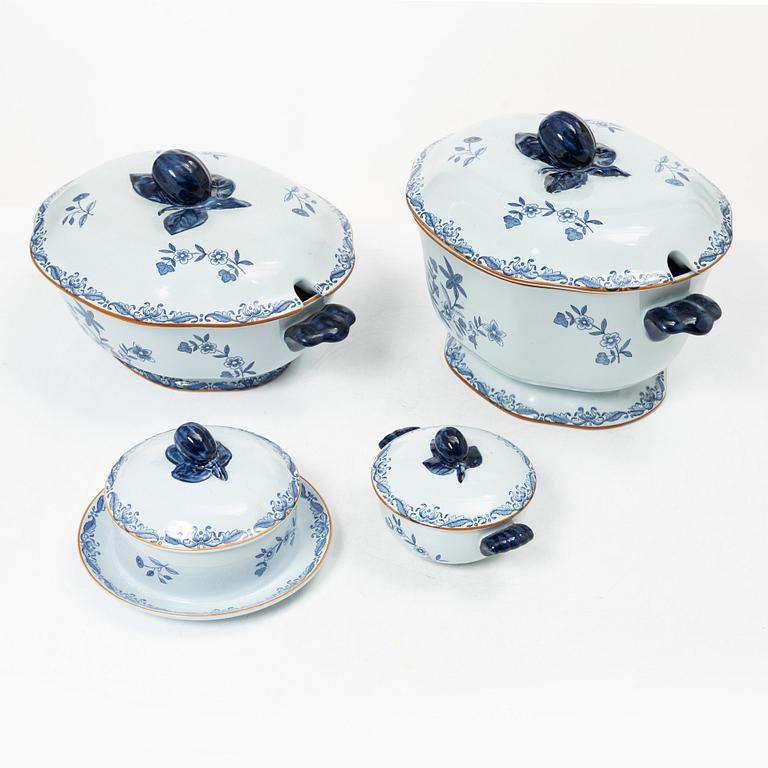 Matservis, 75 delar, "Ostindia", Rörstrand, samt en kinesisk tallrik, exportporslin, mönsterförlaga till "Ostindia".