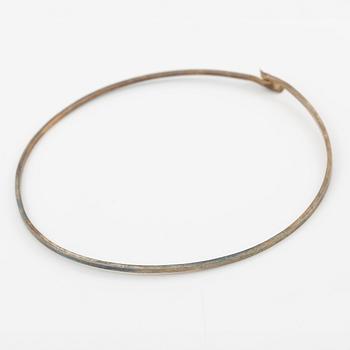 Lars Arby, ett armband och sex hängen samt en halsring, silver, med emalj.