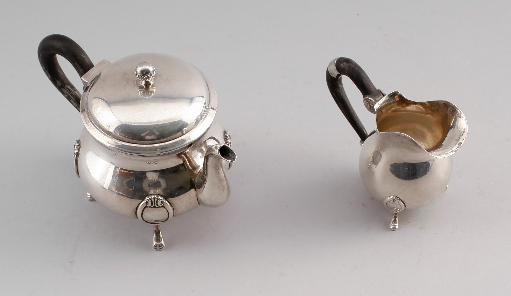 TEKANNA OCH MJÖLKKANNA, silver, otydliga stämplar, möjligen Frankrike, omkring år 1900. Total vikt med hänklar ca 372 g.