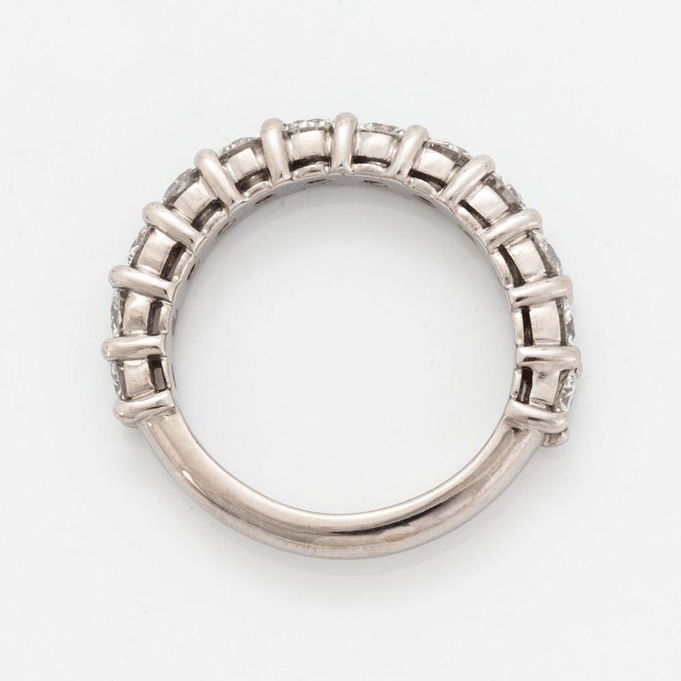 Ring 18K gold set with round brilliant-cut diamonds.