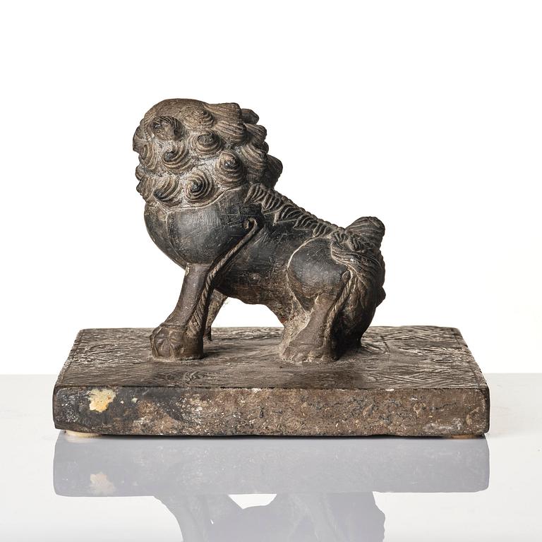 Pappersvikt, sten. Troligen sen Mingdynasti.