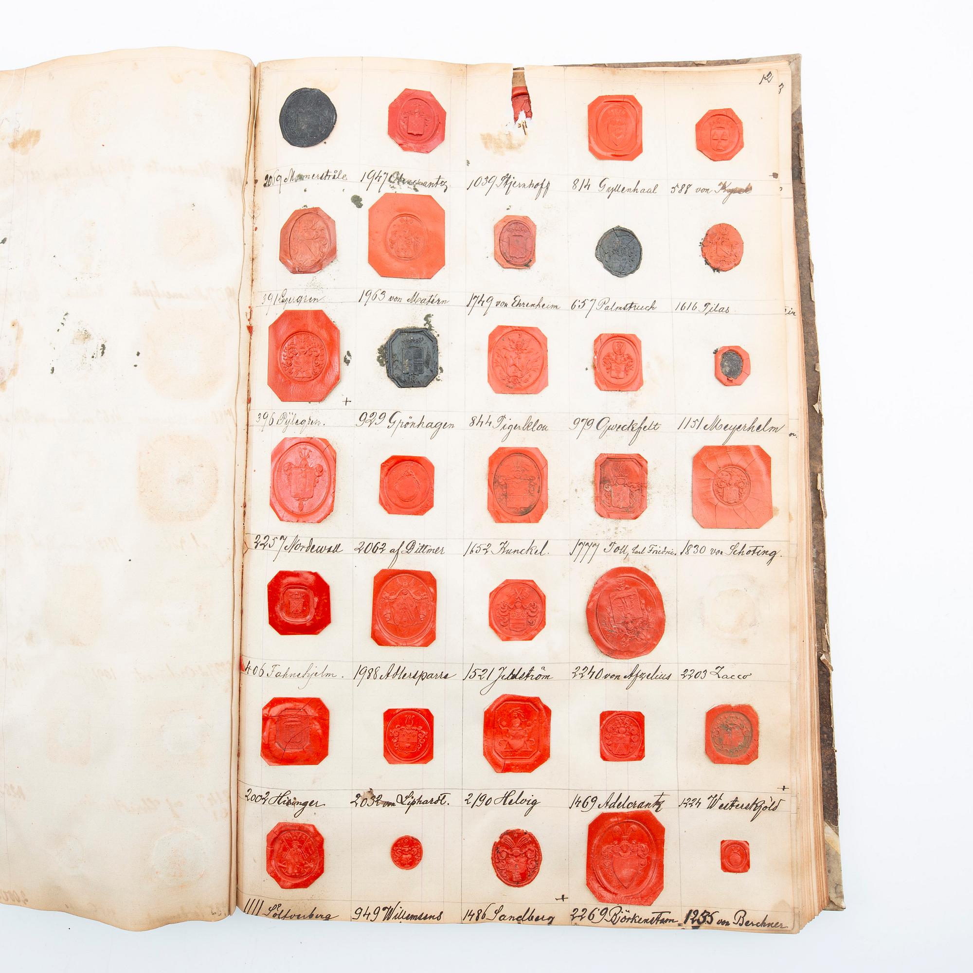 Större samling lacksigill, samt några oblater m m, 1700 - 1800-tal.