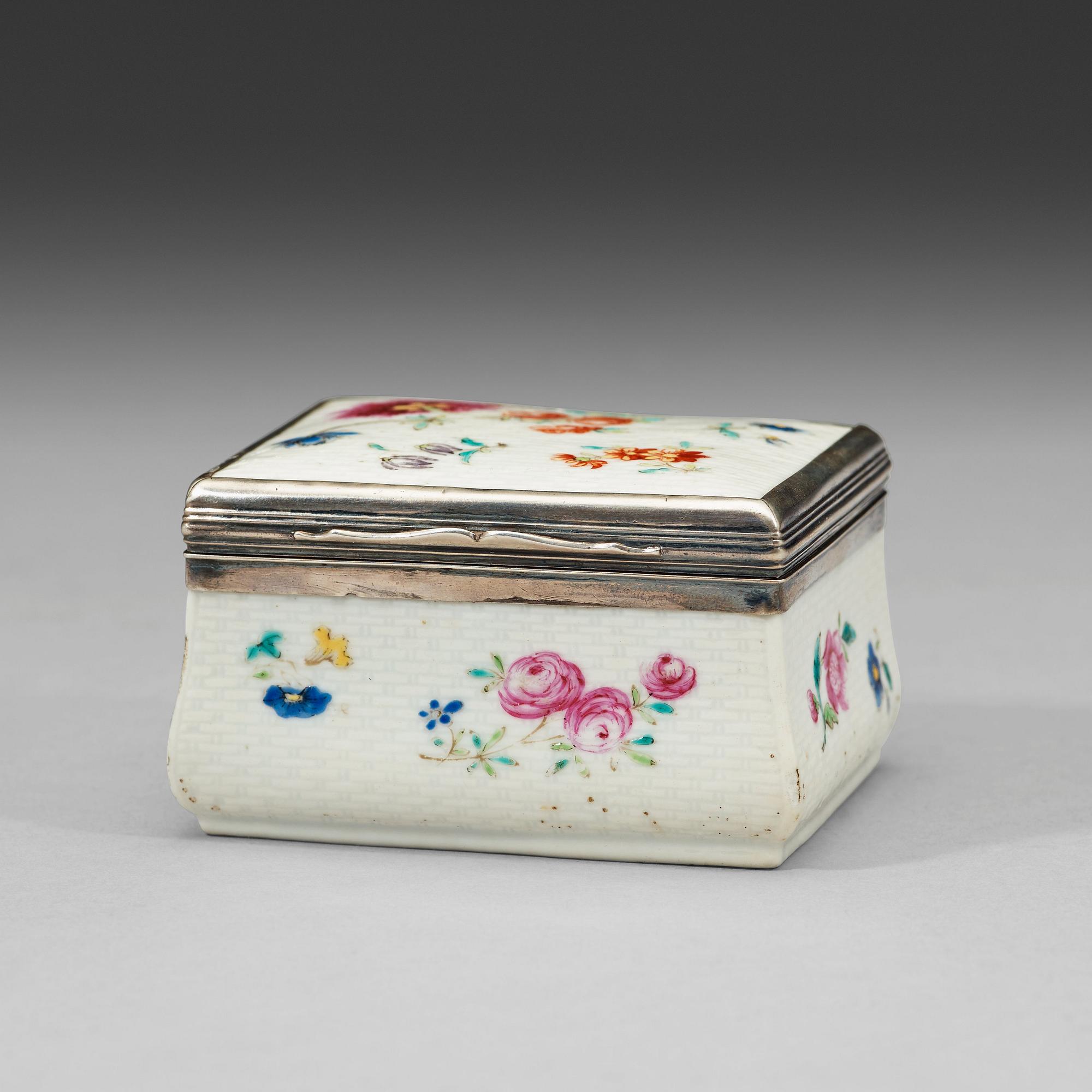 A silver mounted export porcelain famille rose snuff box, Qing dynasty, Qianlong (1736-1795).