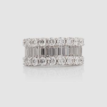 1294. A baguette- and brilliant-cut diamond, 3.22 cts in total according to engraving, ring. Quality circa H/VS-SI.