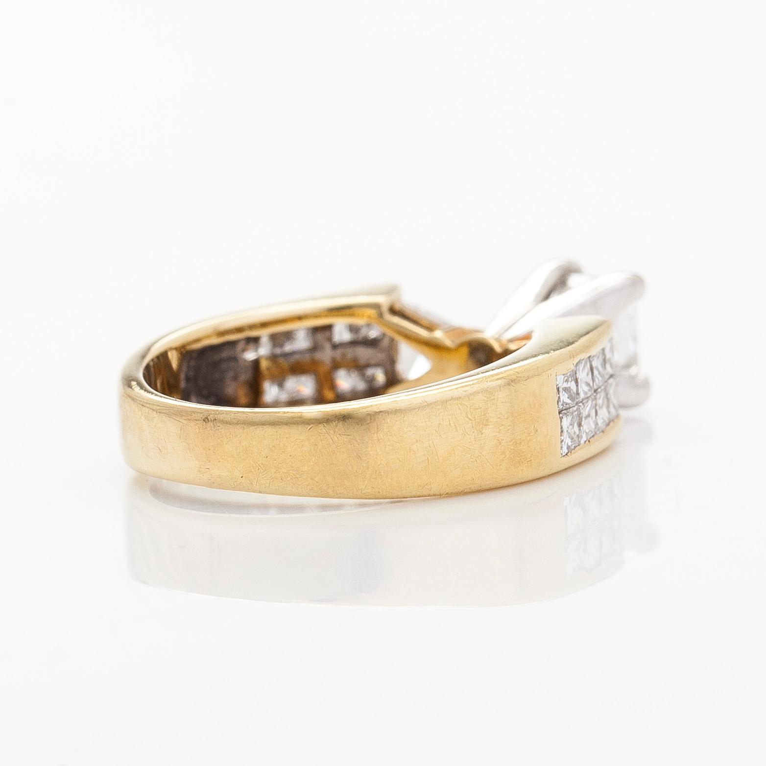 Sormus, 18K kultaa jossa princess- sekä kolmionmuotoon hiottuja timantteja.