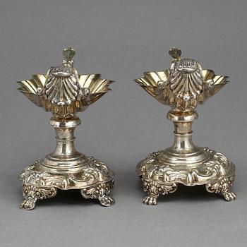 SALT- OCH PEPPARKAR, silver, Gustaf Möllenborg, Stockholm, 1843. Vikt ca 246g.