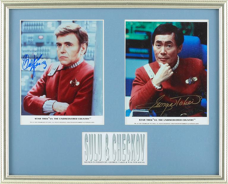 STAR TREK FOTOGRAFIER, ett par, egenhändigt signerade av Walter Koenig samt George Takei.