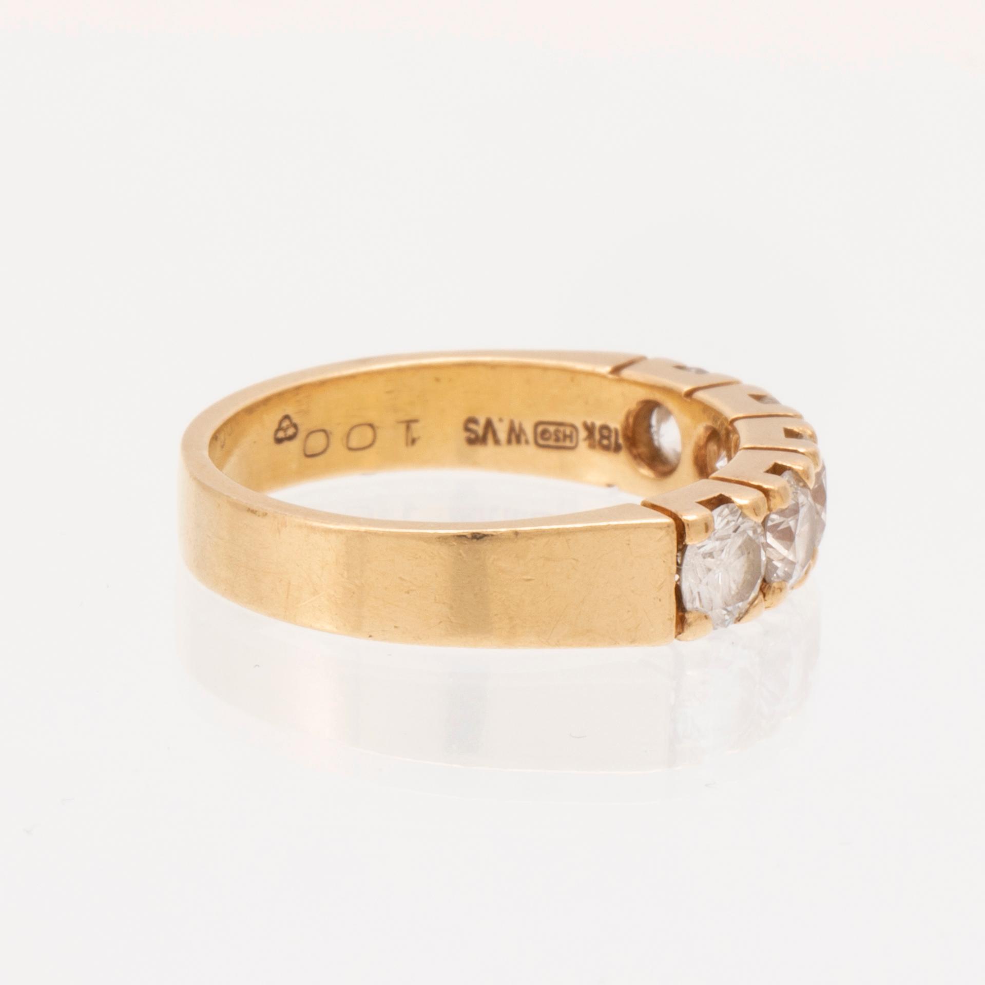 Ring halvallians 18K guld och briljantslipade diamanter.