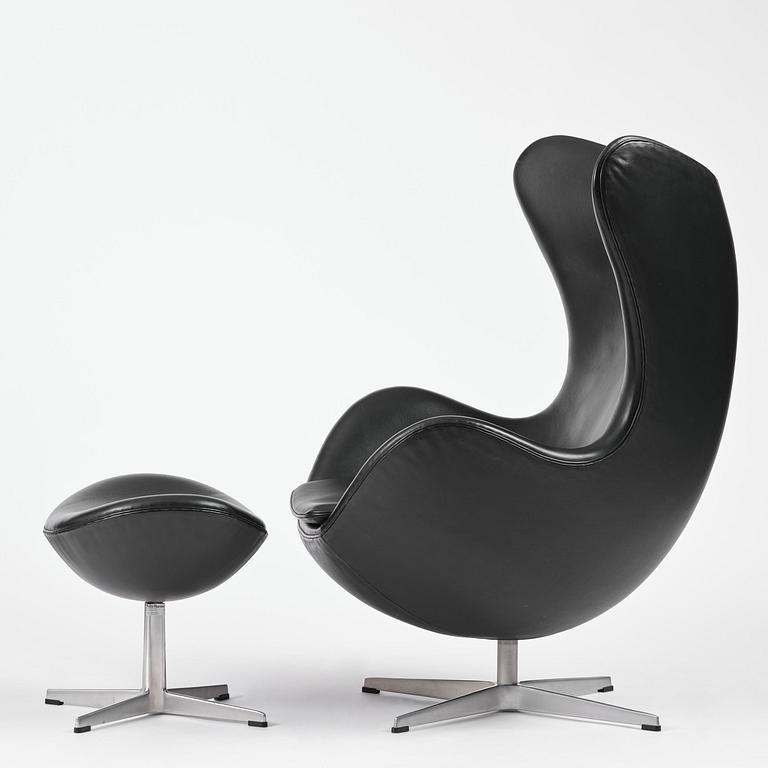 Arne Jacobsen, fåtölj med fotpall, "Ägget", Fritz Hansen, Danmark, 2001.