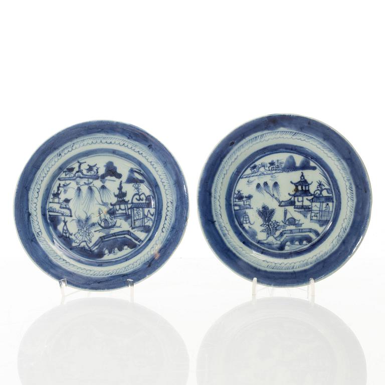 A set of thirteen Chinese blue and white porcelain dishes, Qing dynasty, 19th century.