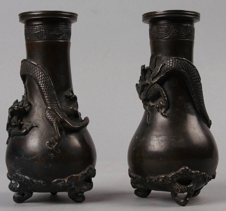 VASER, ett par, brons. Kina, 1900-talets första hälft.
